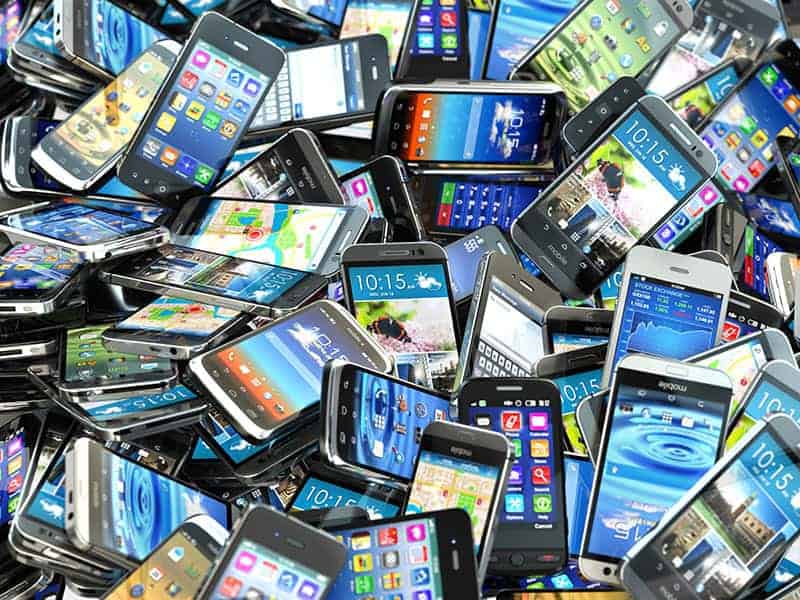 Dozens of mobile phones featuring websites and home screens